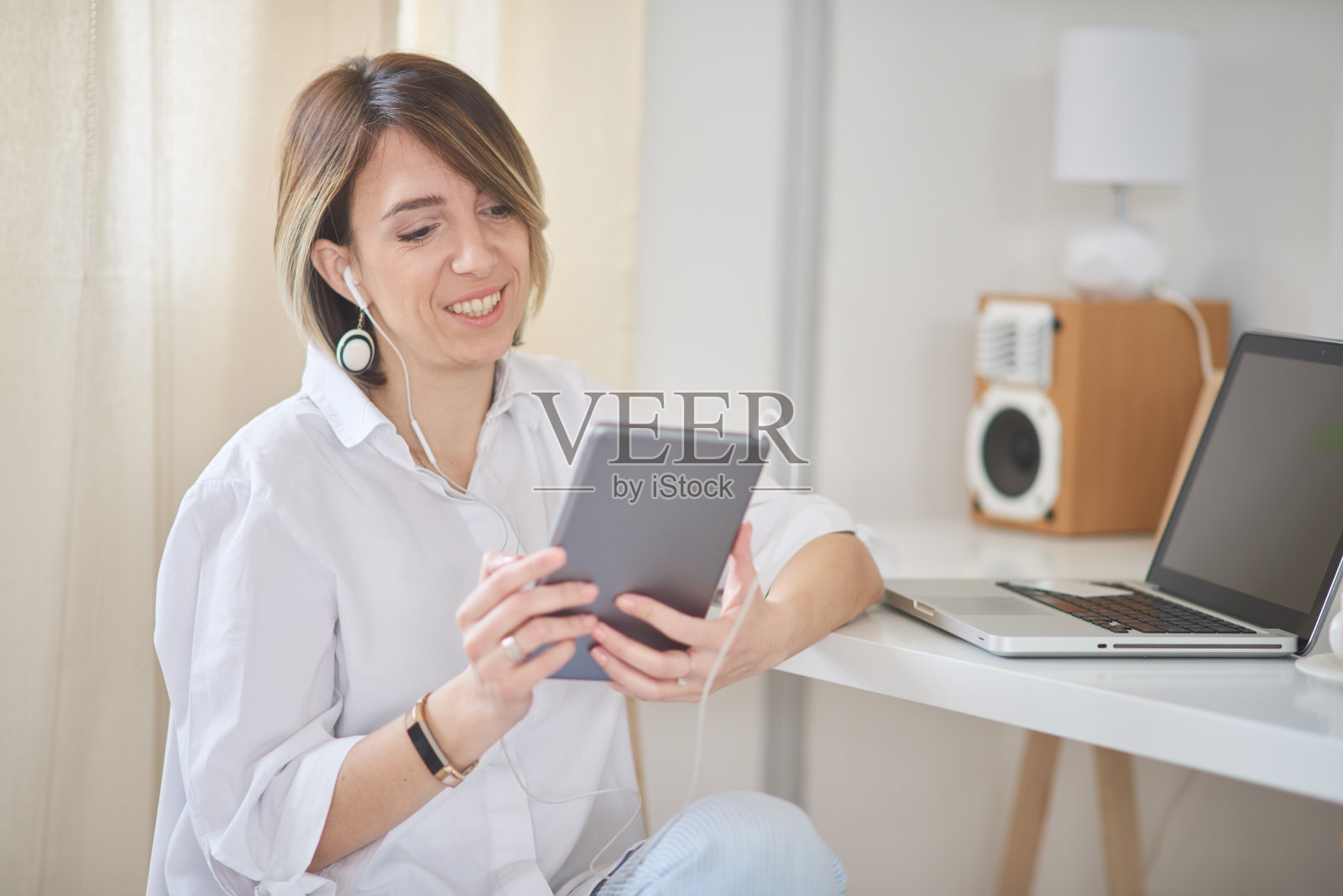 坐在家庭办公室里的白人女人照片摄影图片