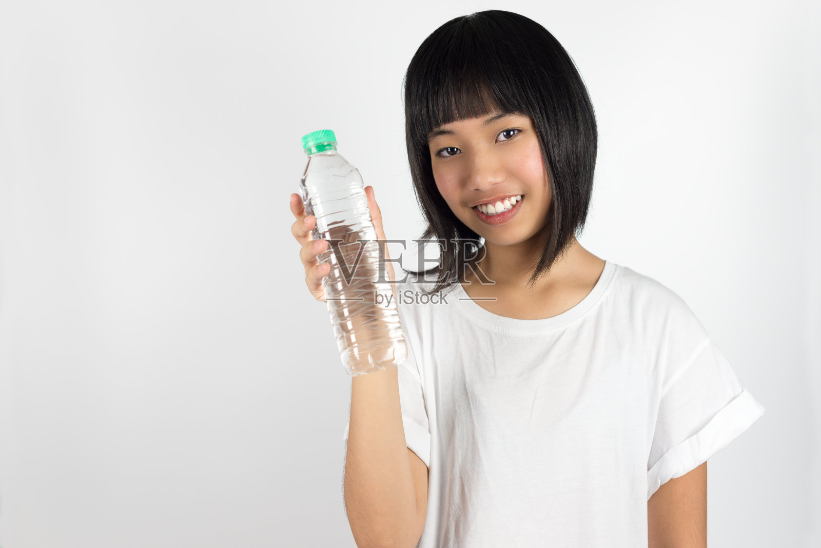 亚洲女孩拿着一瓶水照片摄影图片