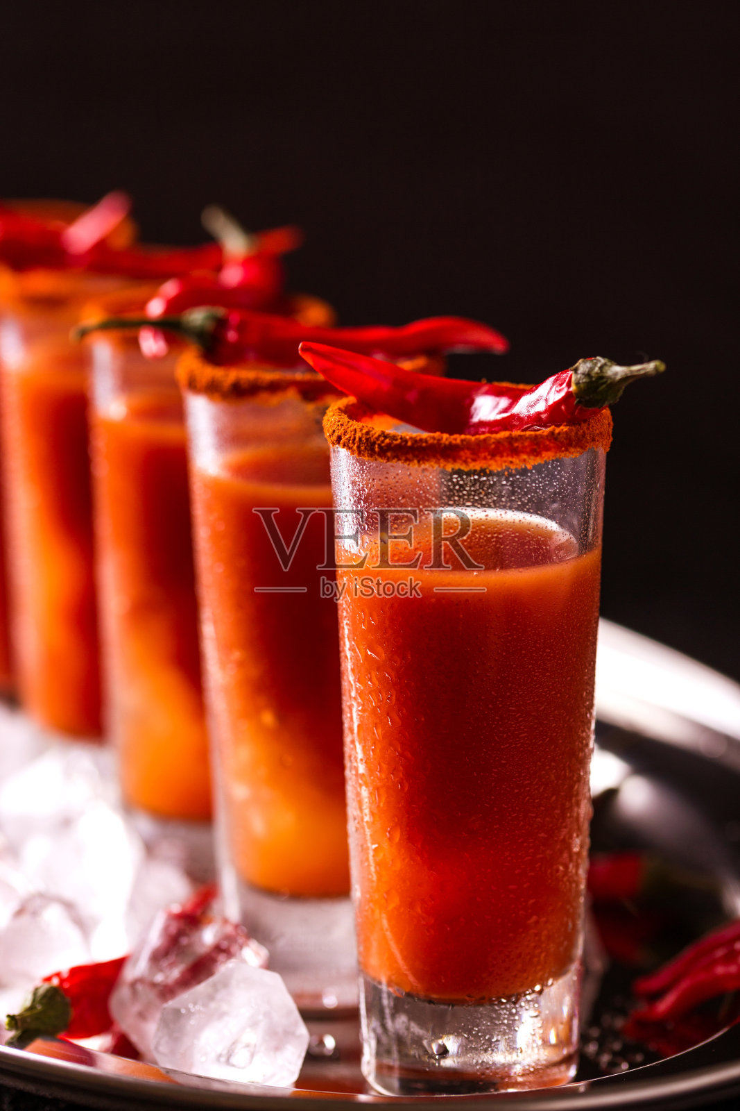 血腥玛丽鸡尾酒,辣椒,冰和芹菜。照片摄影图片