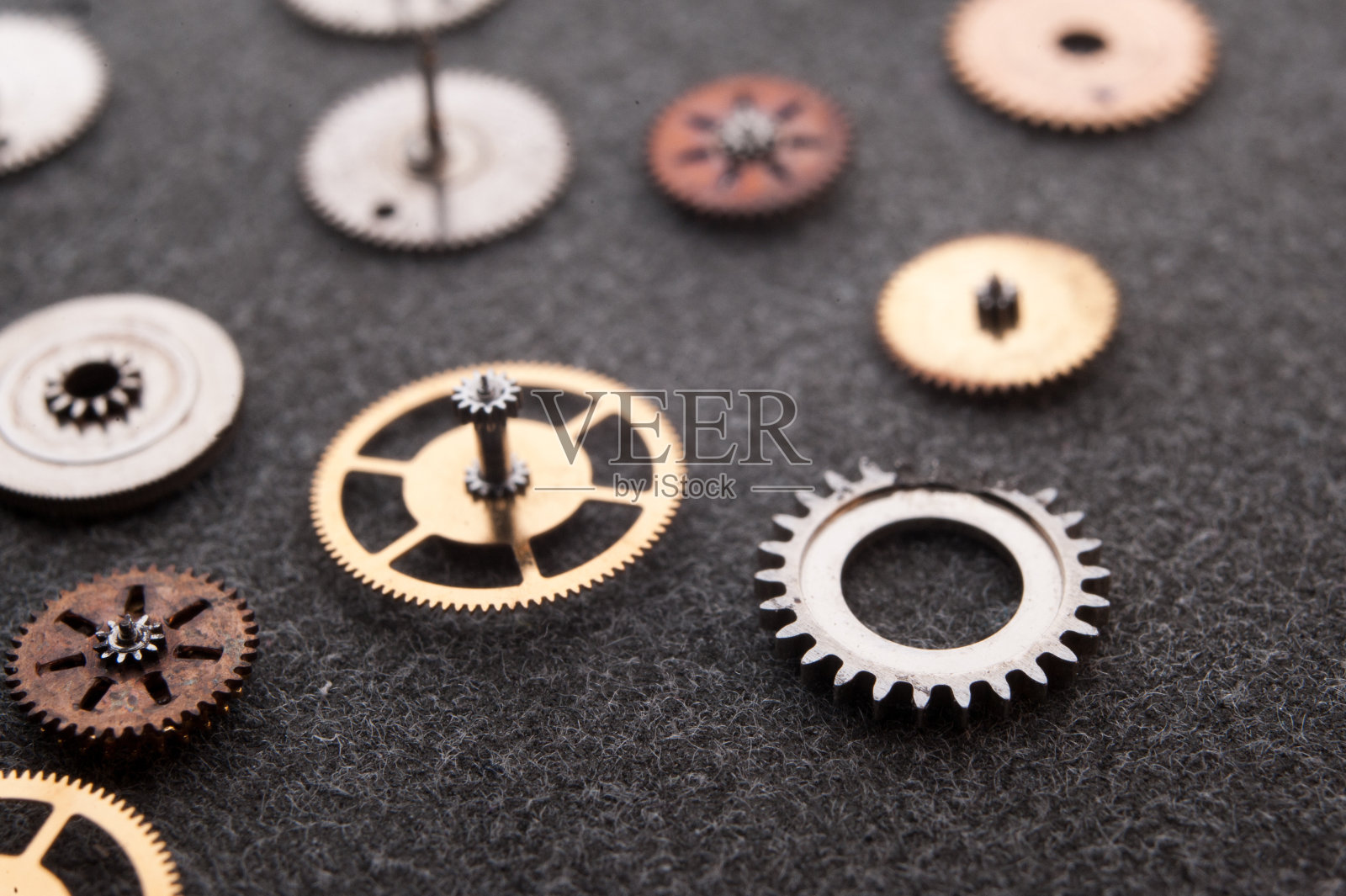 表上详细介绍手表机械。照片摄影图片