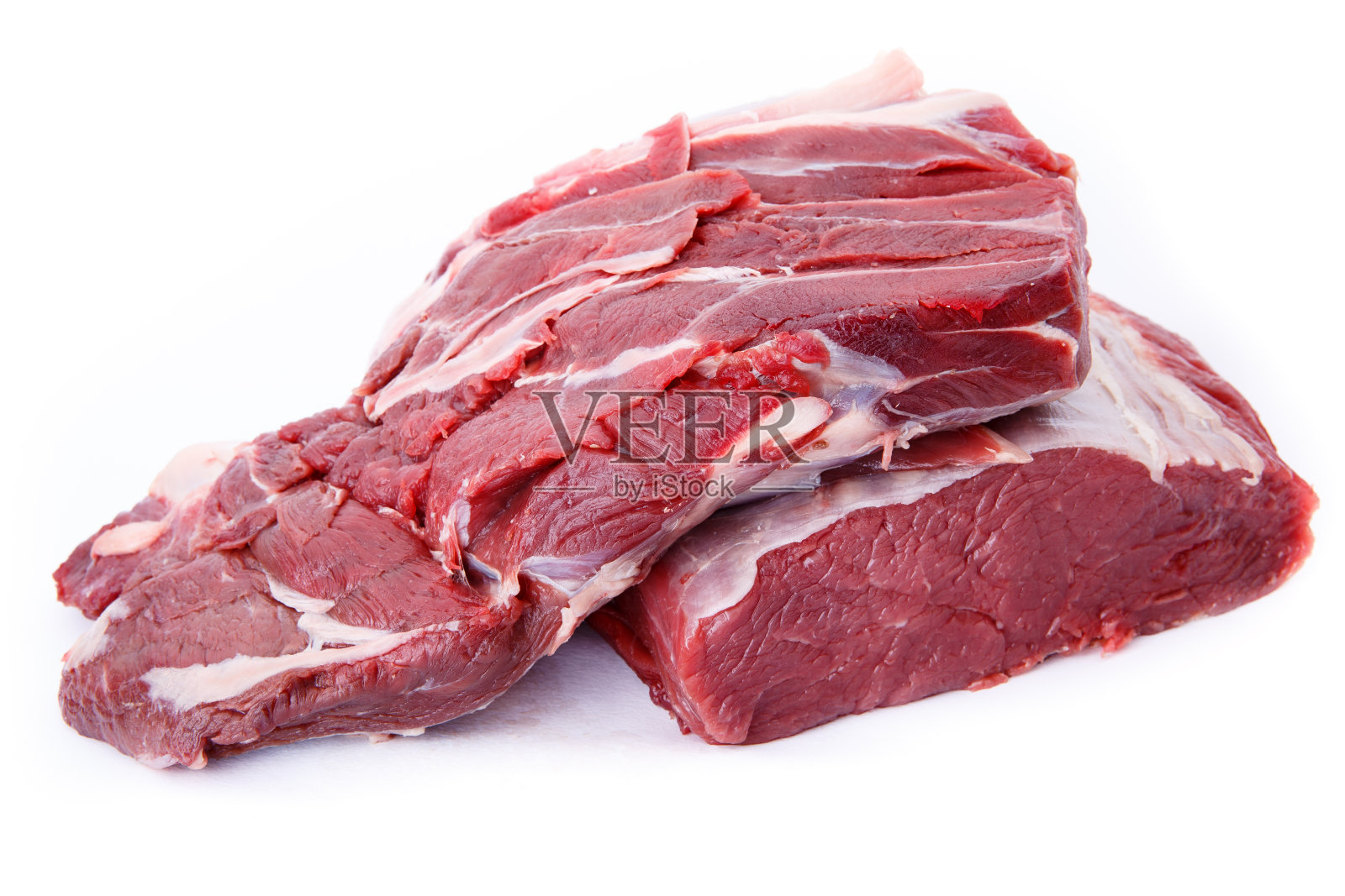 在白色背景下分离的生牛肉照片摄影图片