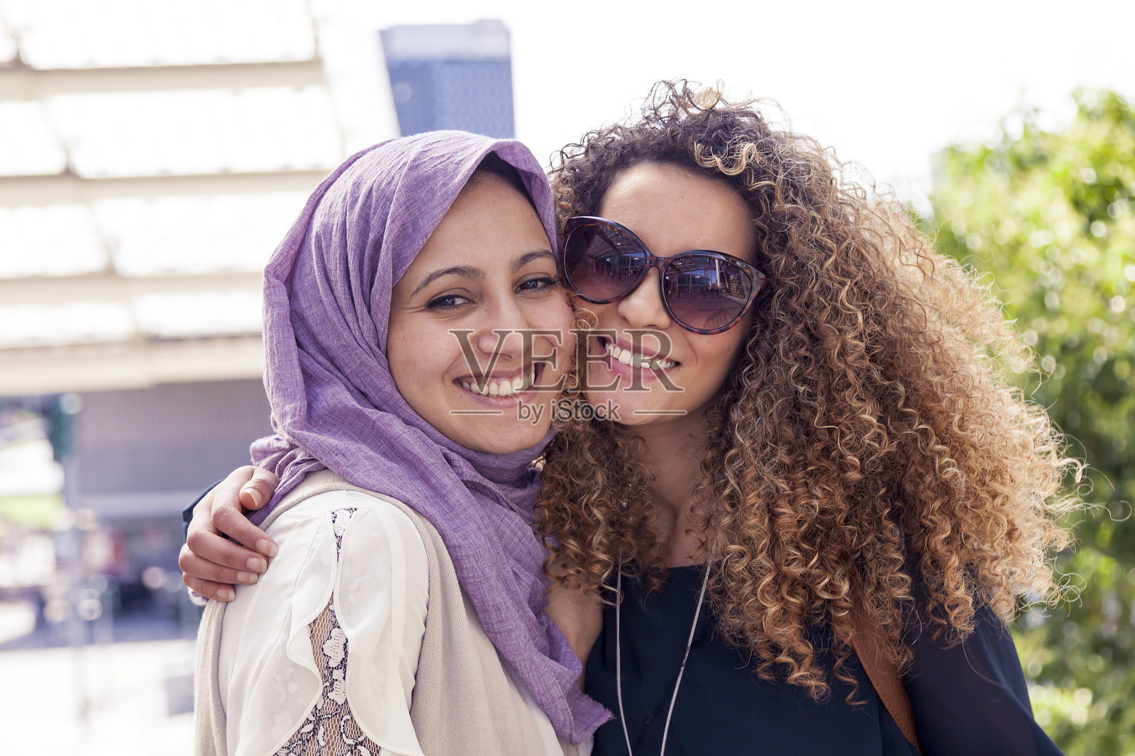 两个漂亮的女孩拿着购物袋照片摄影图片