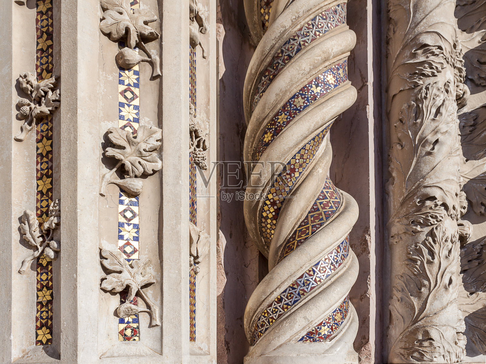 用无花果叶、葡萄叶、橡木叶和金色镶嵌画的拱门元素照片摄影图片