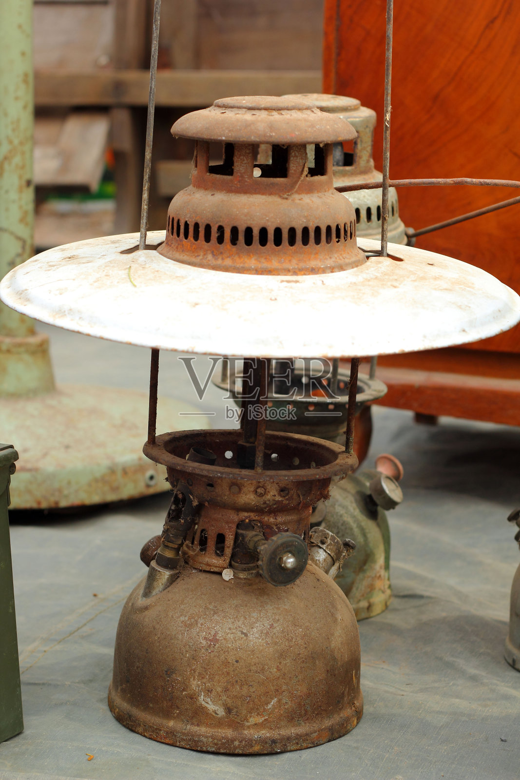 很多老式的脏油灯照片摄影图片