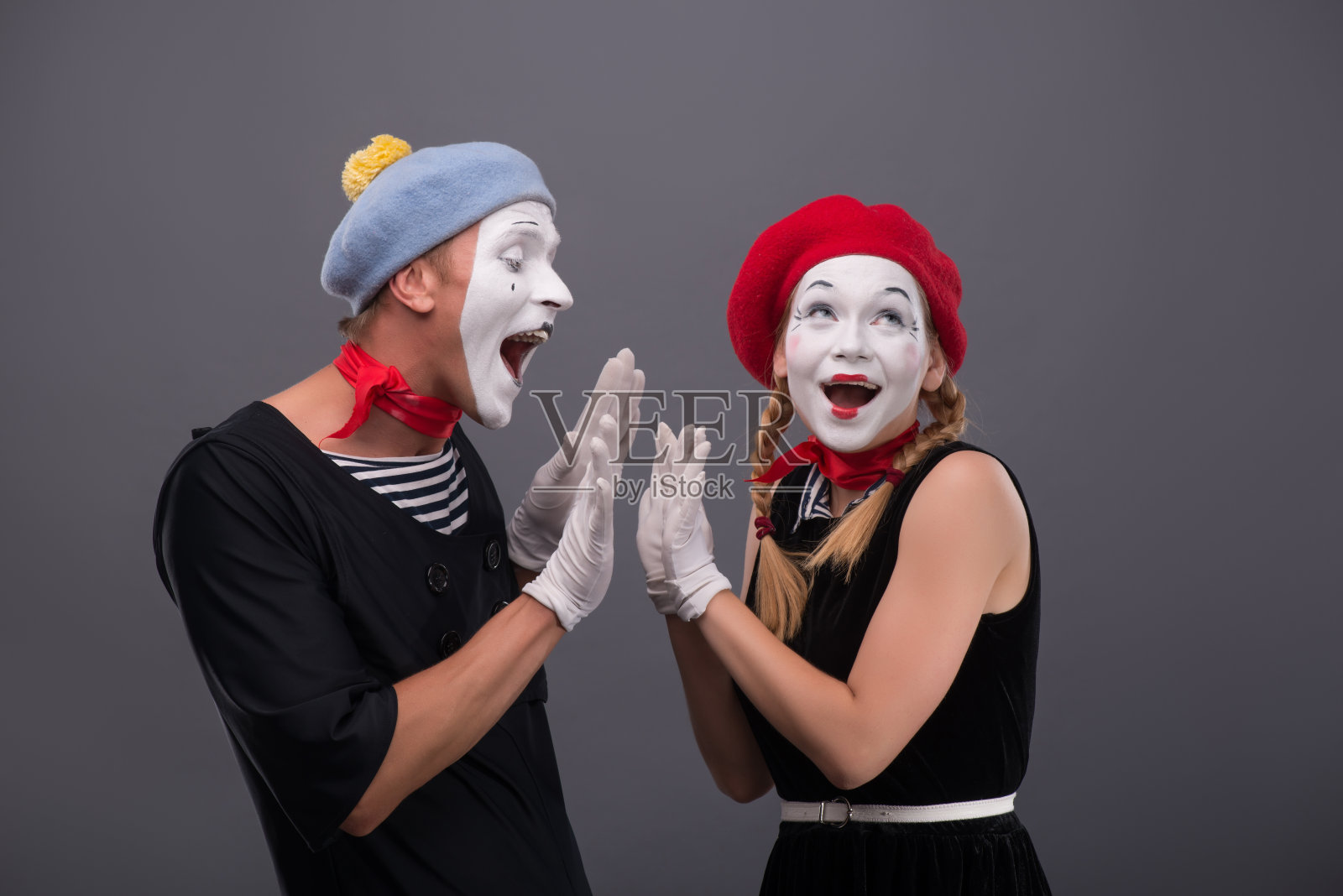 肖像滑稽的哑剧夫妇与白色的脸和情绪照片摄影图片