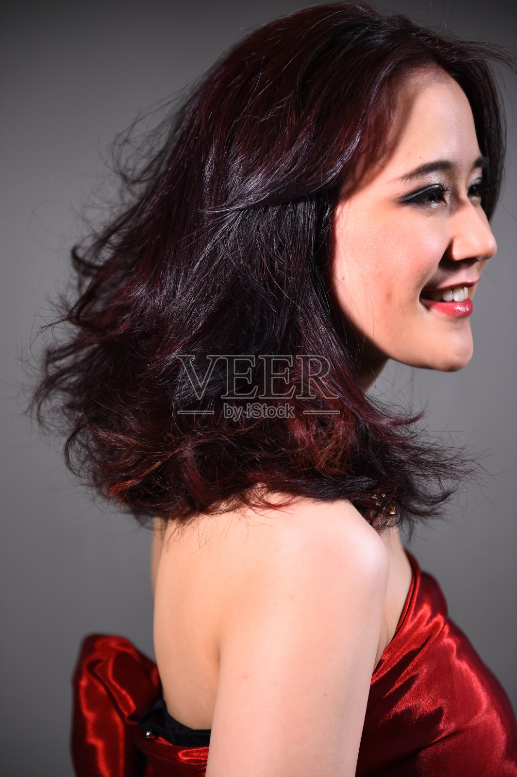 一个染了头发的漂亮女孩的肖像照片摄影图片