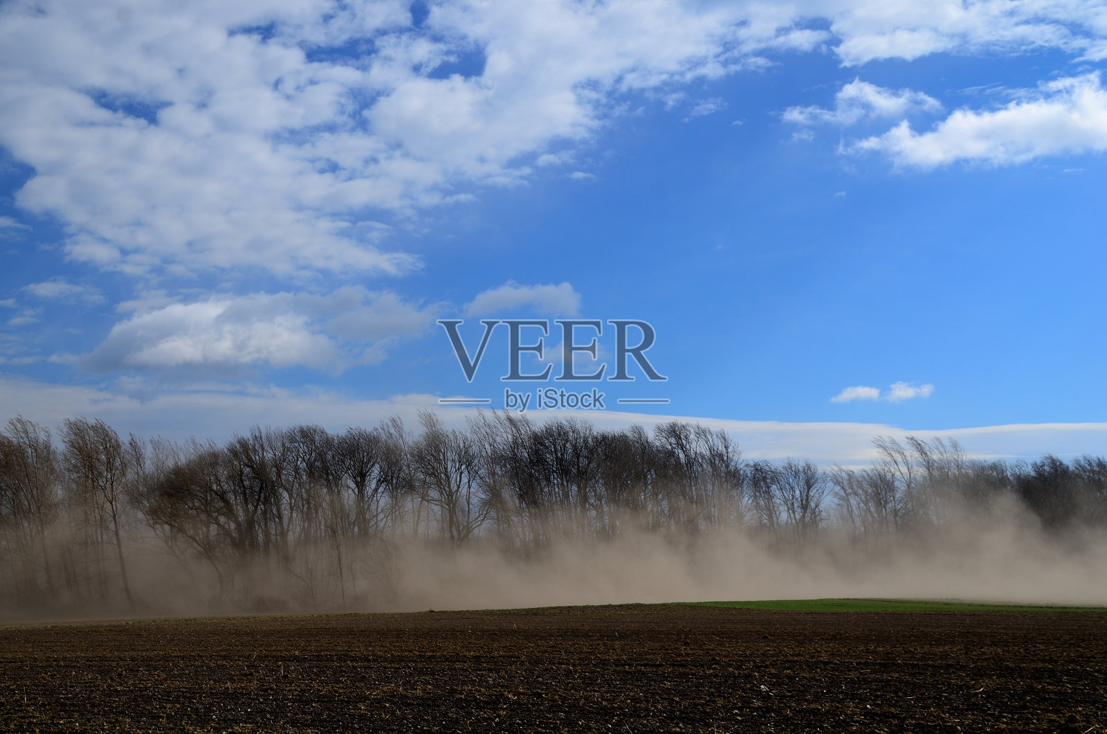 田野上的风暴照片摄影图片