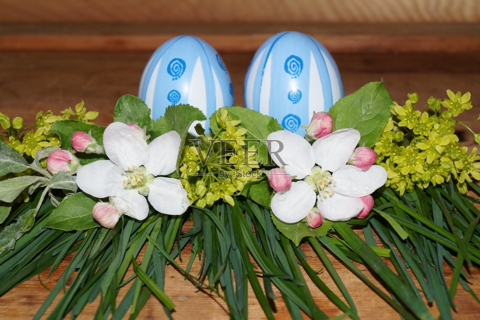 复活节彩蛋和彩色花朵照片摄影图片