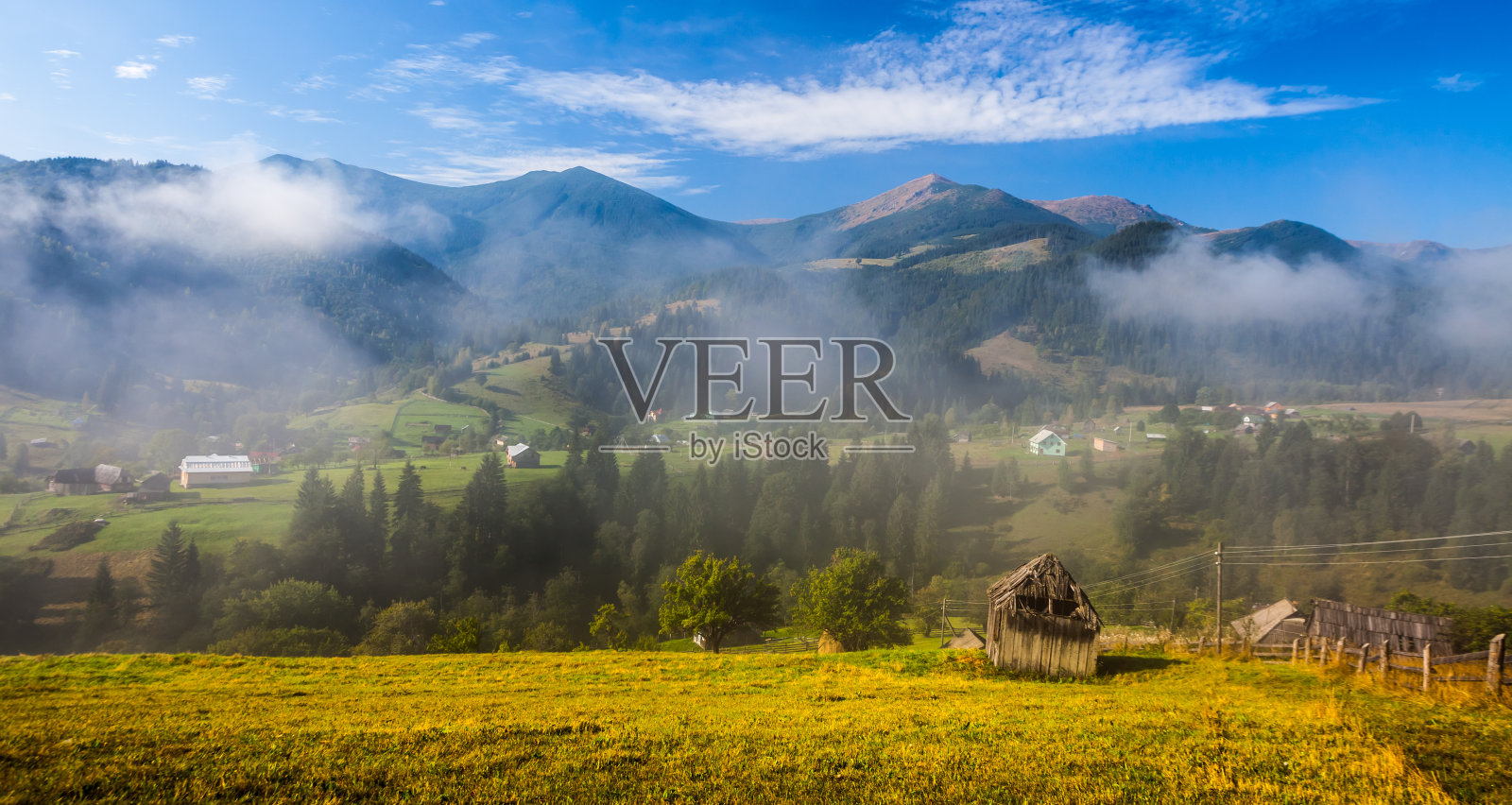 引人注目的云与山和树照片摄影图片