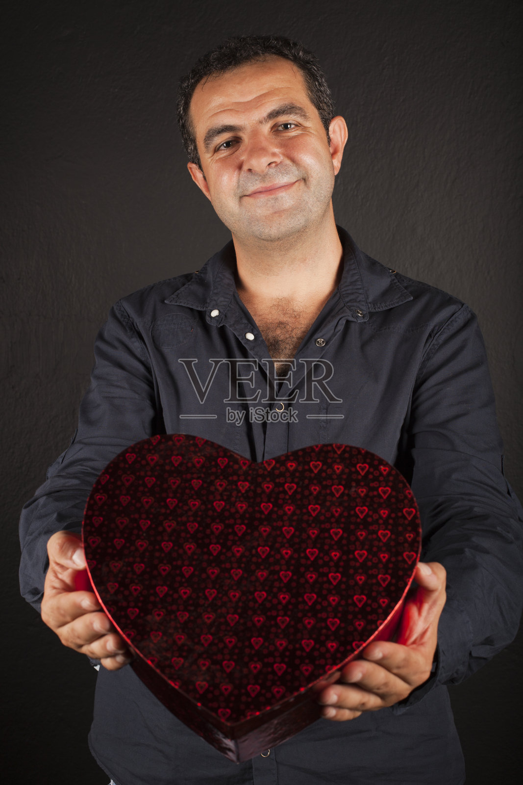 有魅力的男人拿着情人节盒子照片摄影图片