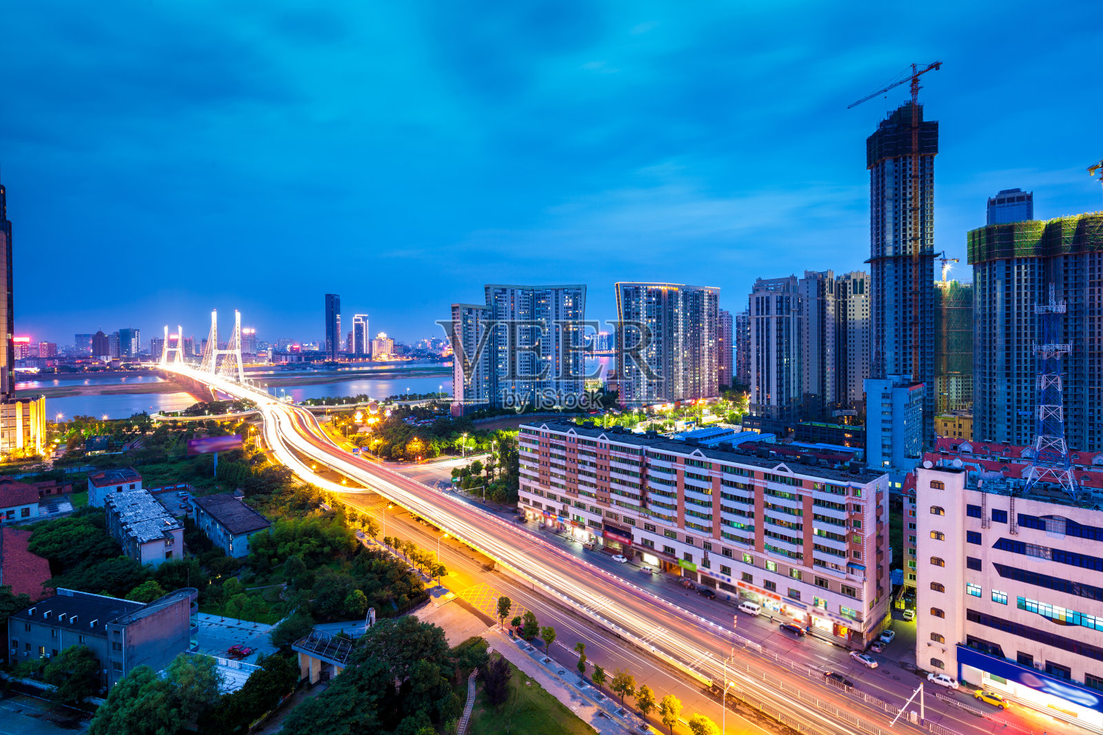 城市路口的交通状况照片摄影图片