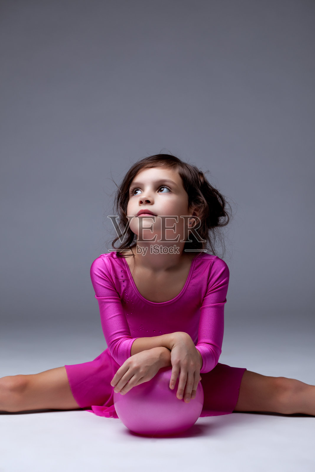 体贴的年轻女孩与体操球摆姿势照片摄影图片