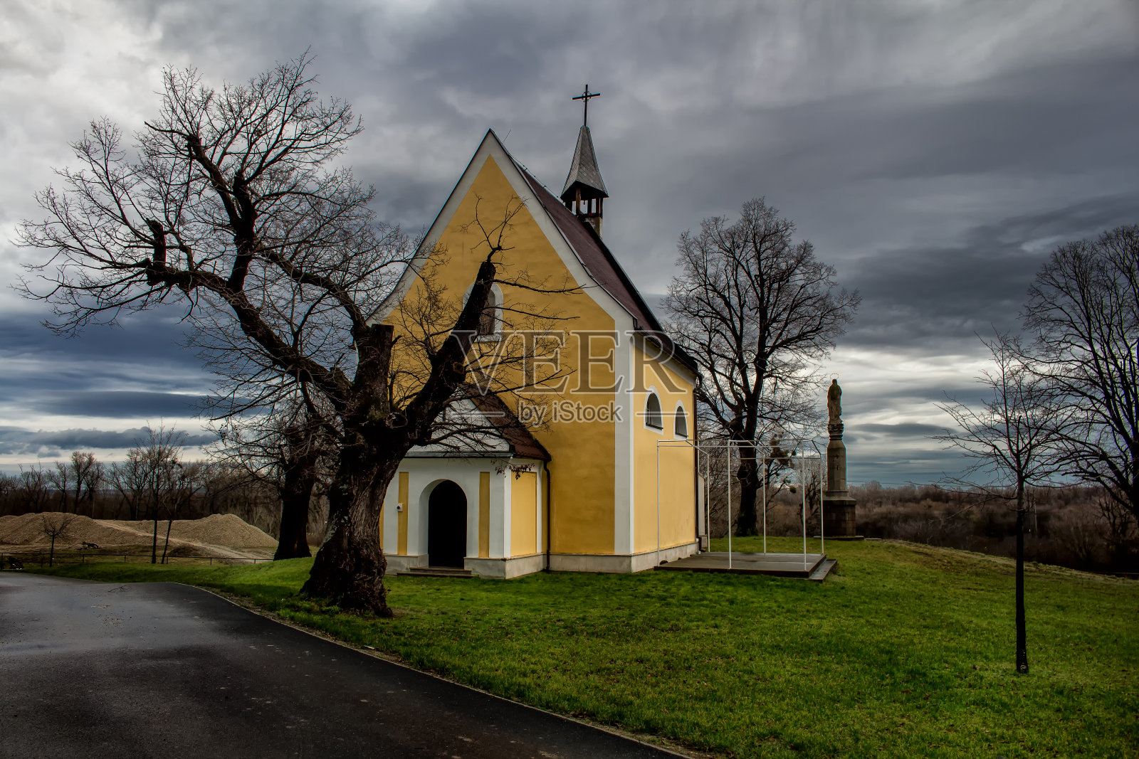 下雨天的教堂照片摄影图片