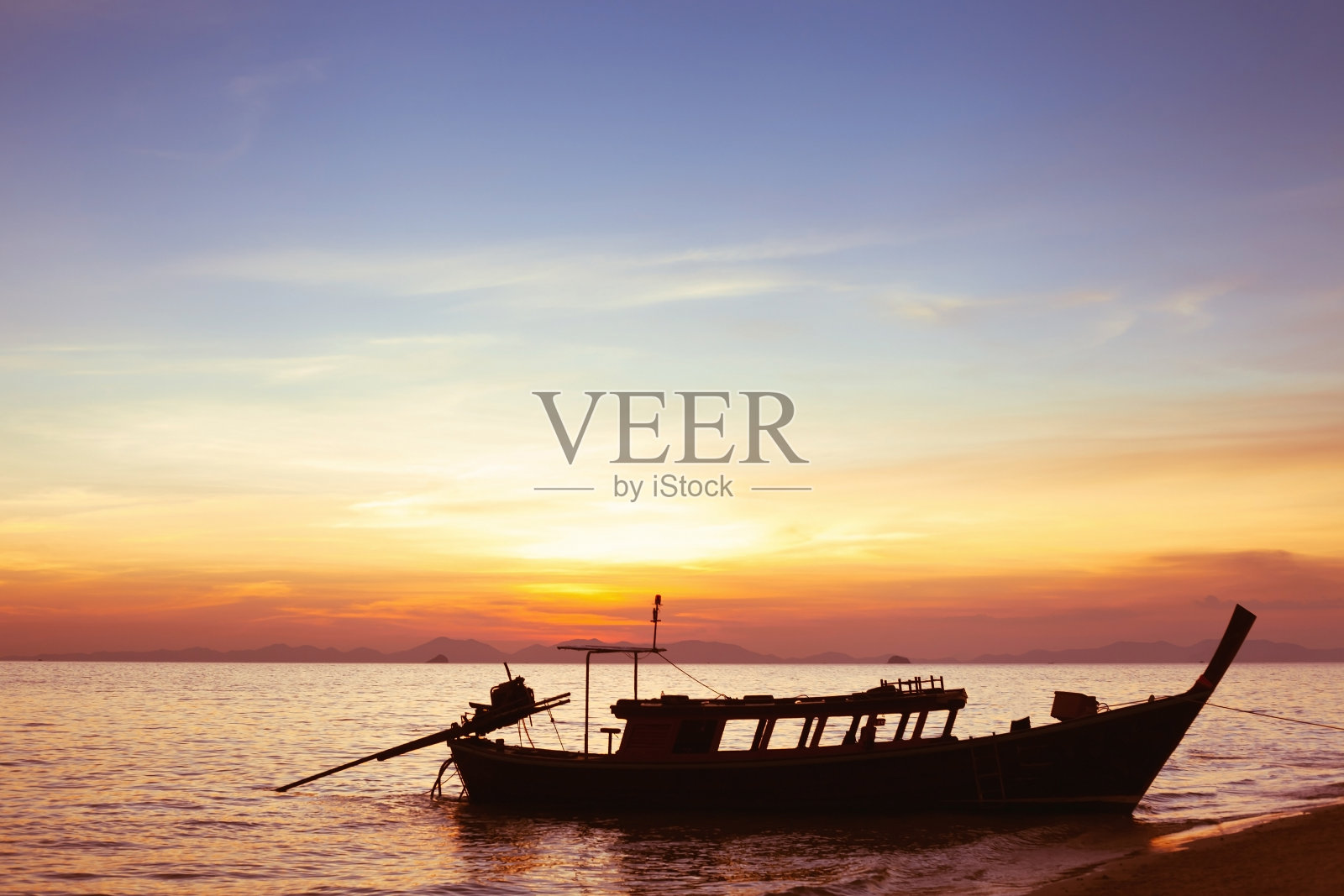 在泰国海滩上的小船照片摄影图片