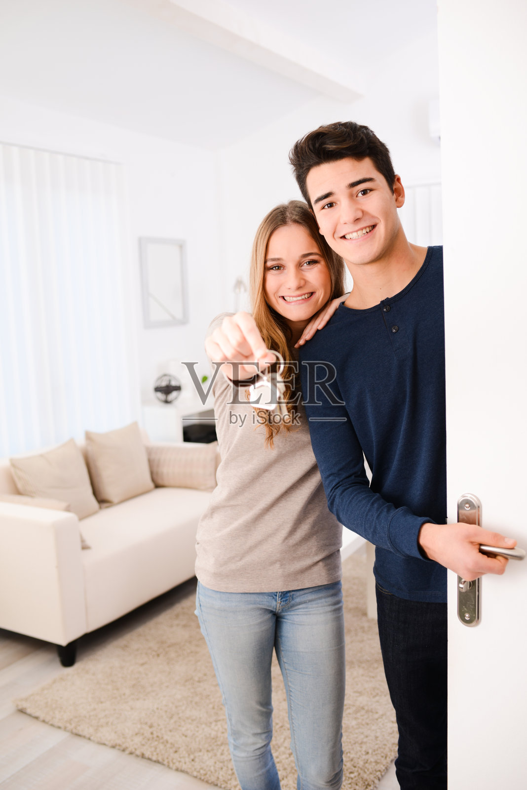 年轻夫妇的新公寓显示门钥匙入口门照片摄影图片