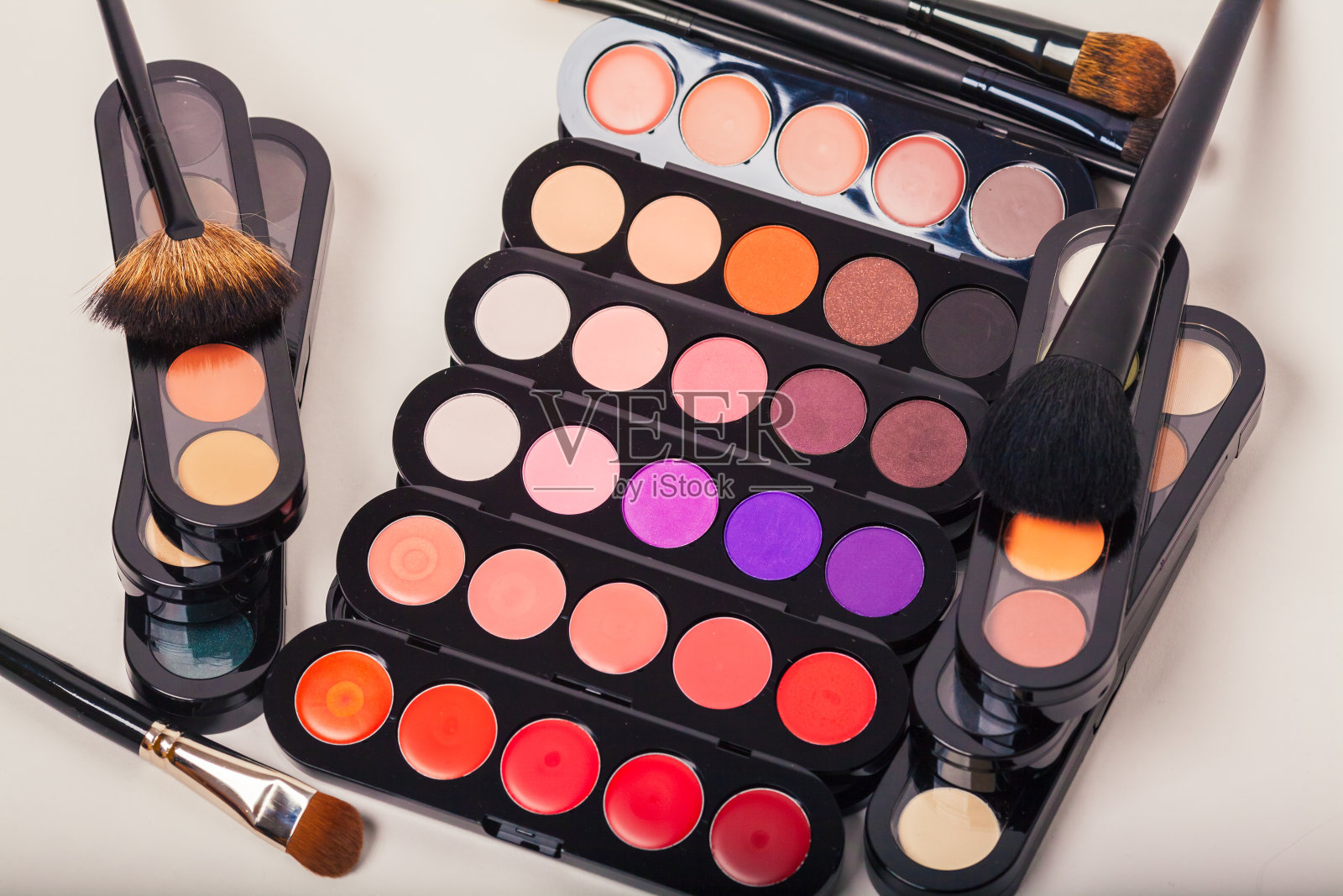 化妆品。化妆刷和眼影照片摄影图片