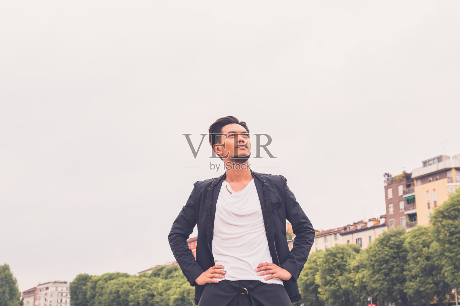 英俊的亚洲模特在城市街道摆姿势照片摄影图片