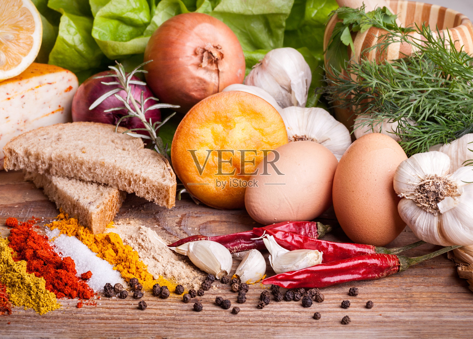 木桌上放香草、香料和蔬菜照片摄影图片