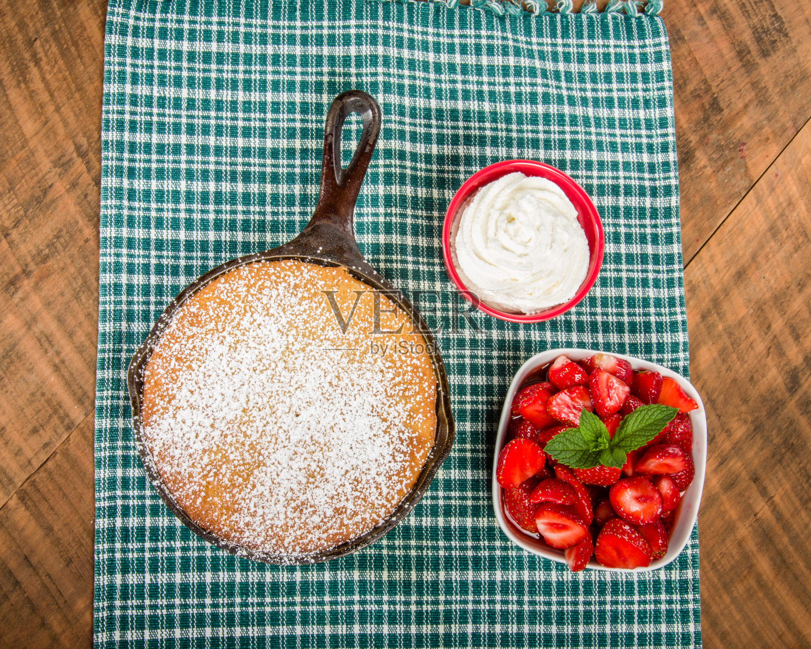 饼干上放草莓和鲜奶油照片摄影图片