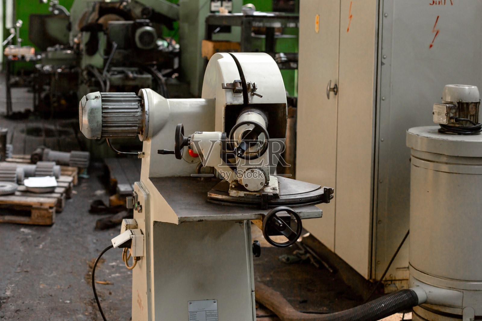 工厂里的工业机器照片摄影图片