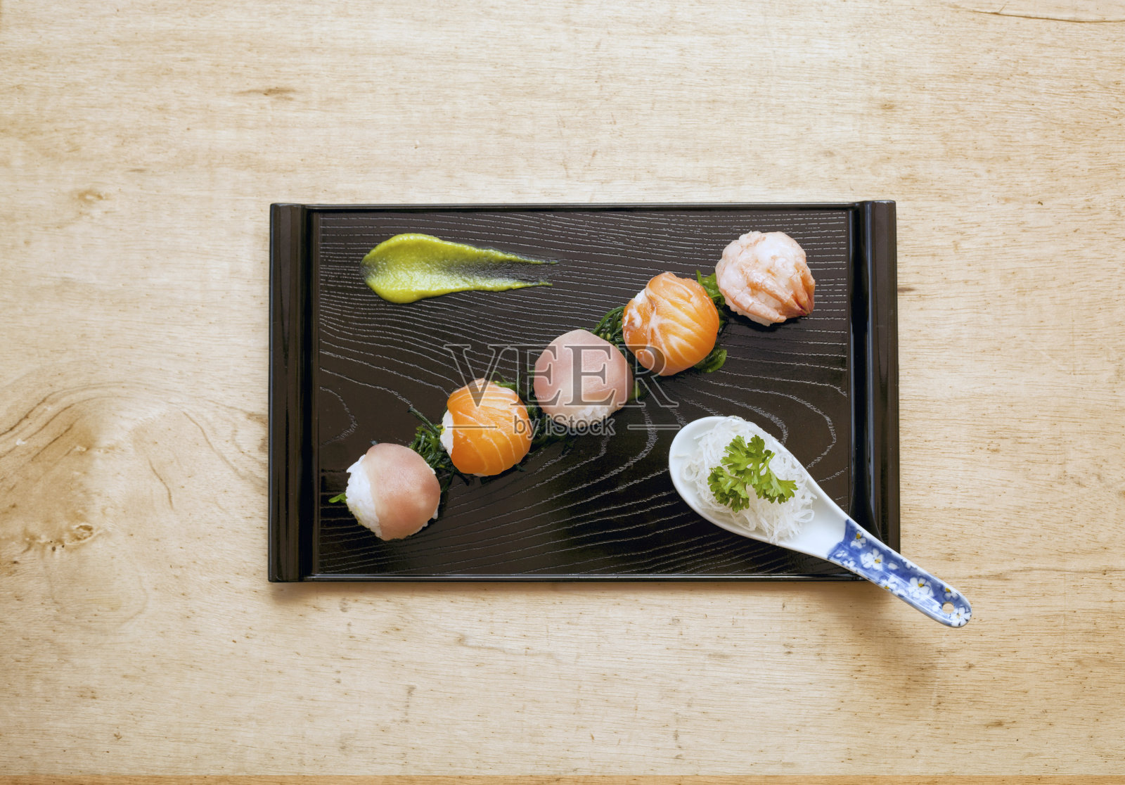 盘子上的寿司球照片摄影图片