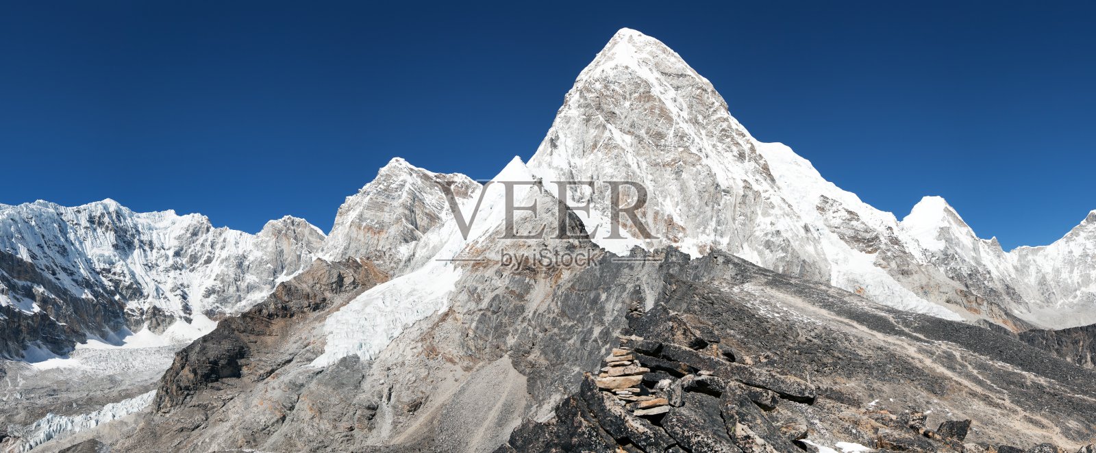 普莫里山和卡拉帕塔尔山的景色照片摄影图片
