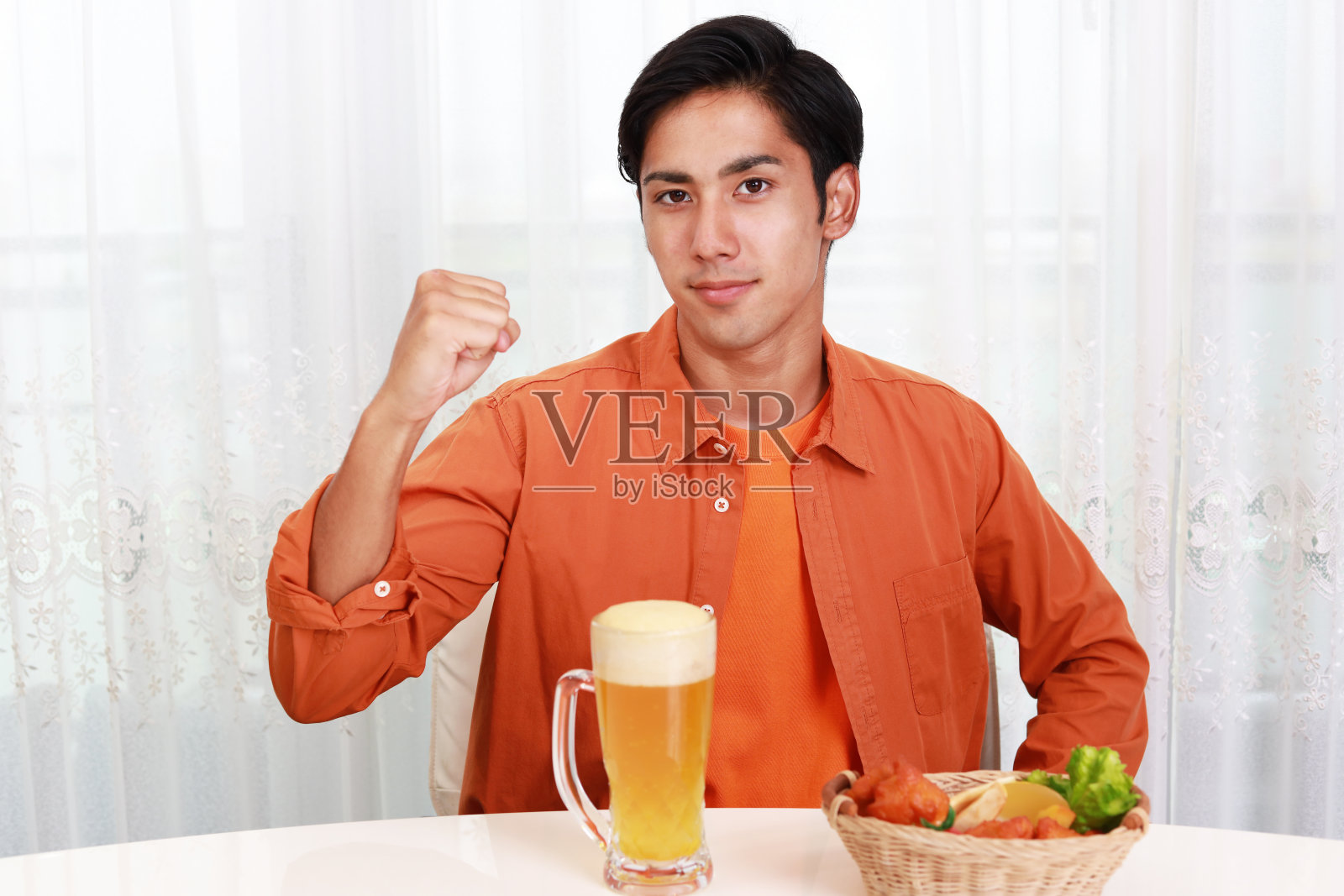 男人喝啤酒照片摄影图片