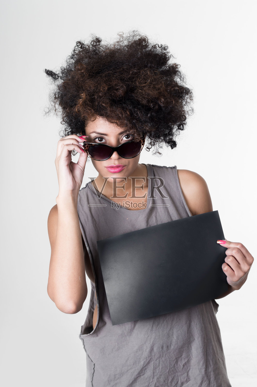 西班牙裔黑发叛逆模特,非洲式发型,灰色照片摄影图片