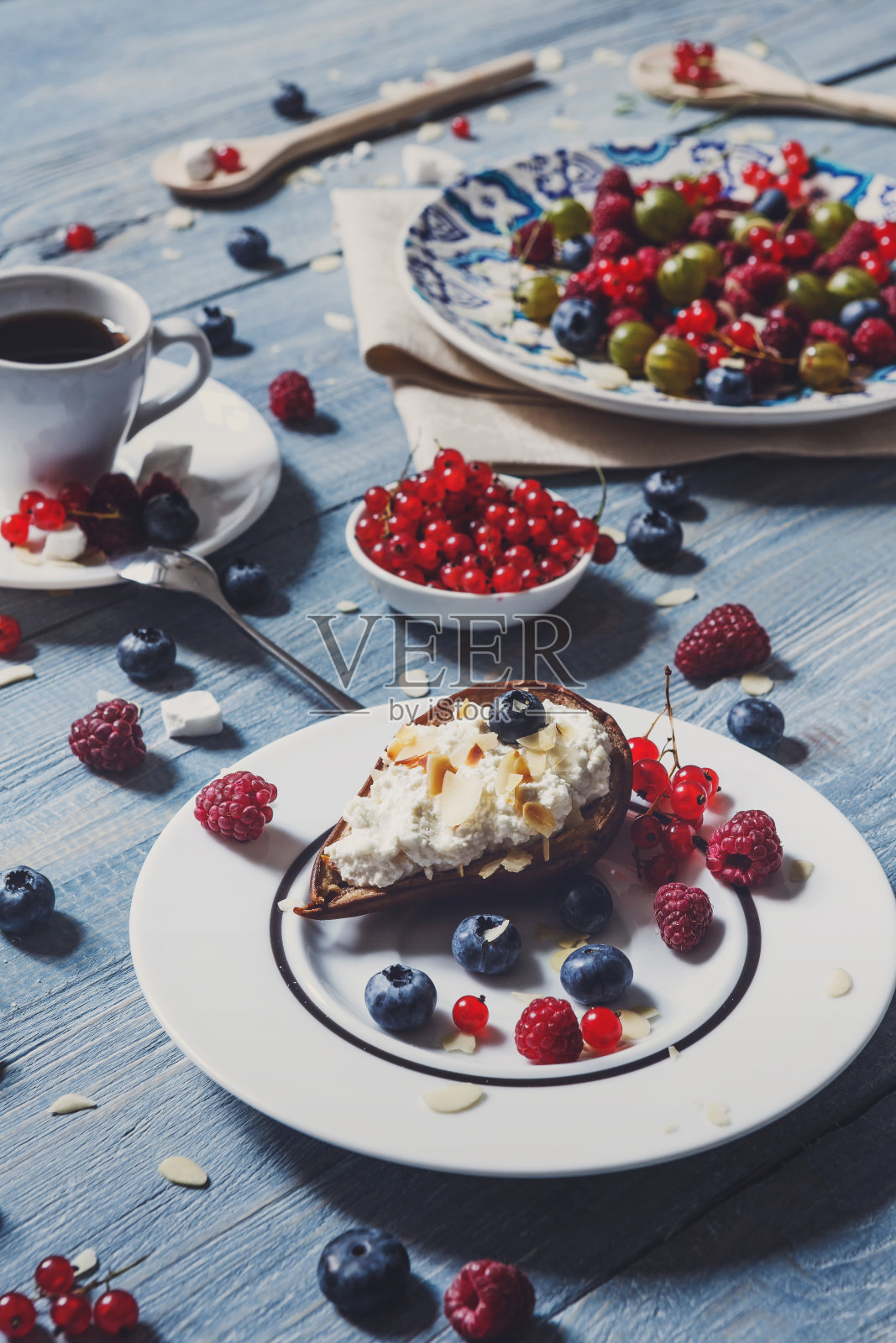 在蓝色的乡村树林里吃烤豌豆和浆果的早餐照片摄影图片
