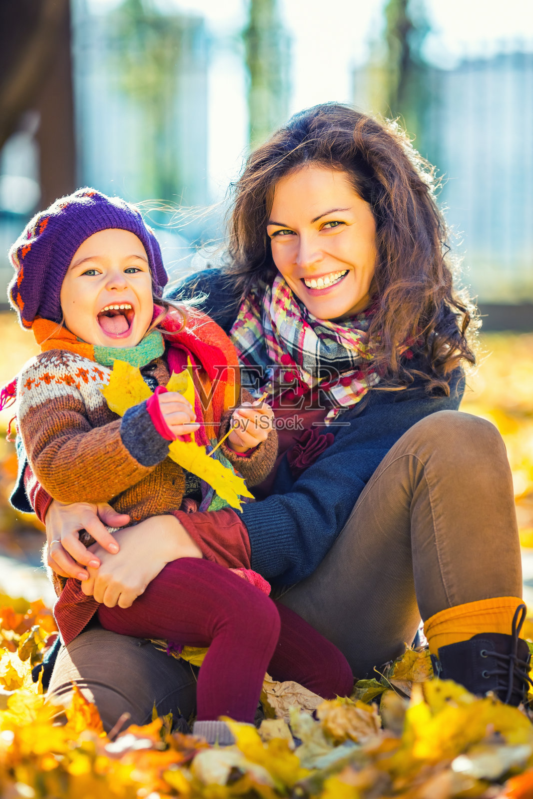 妈妈和女儿在公园里照片摄影图片