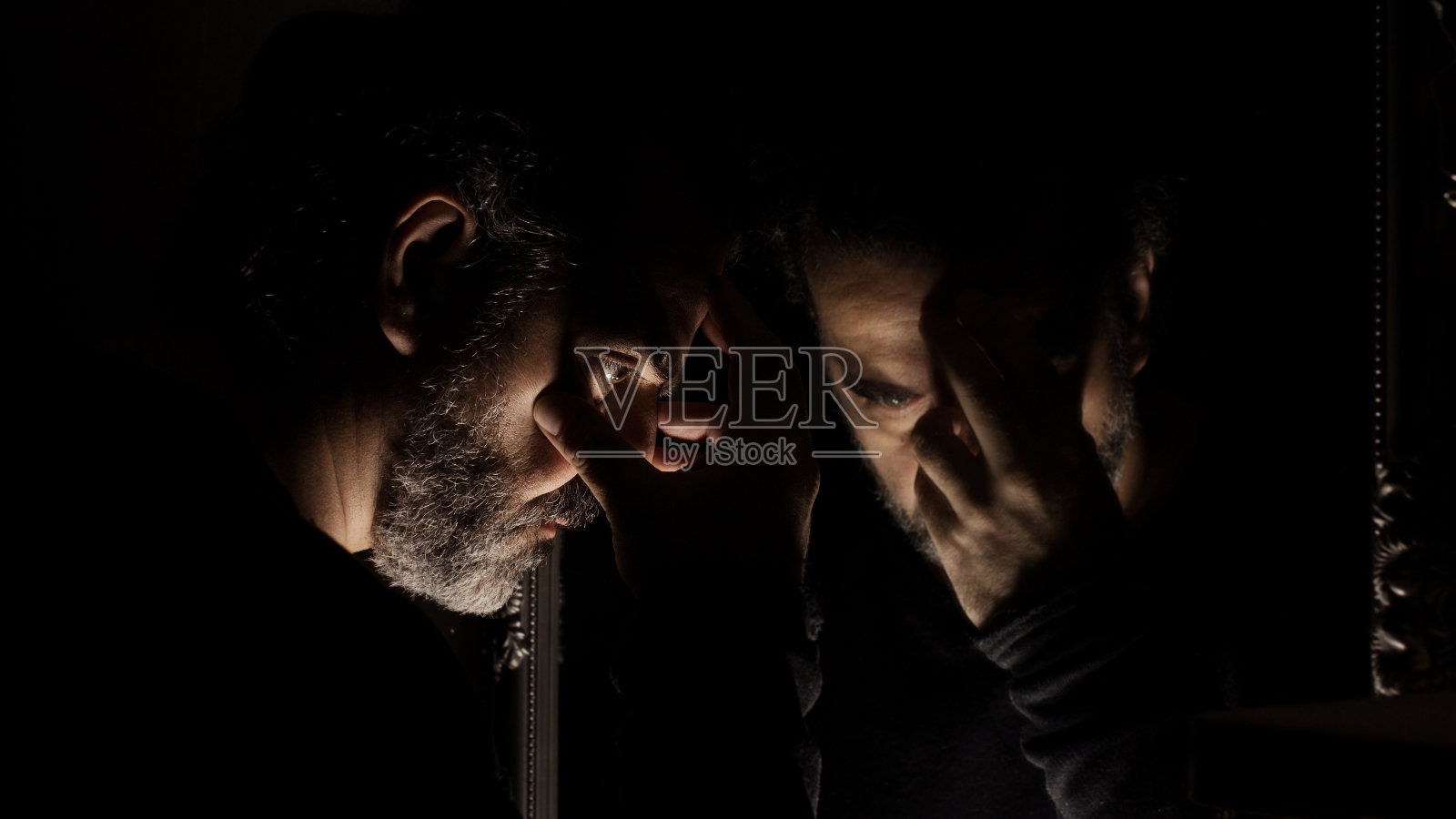 绝望的男人用手捂住脸照片摄影图片