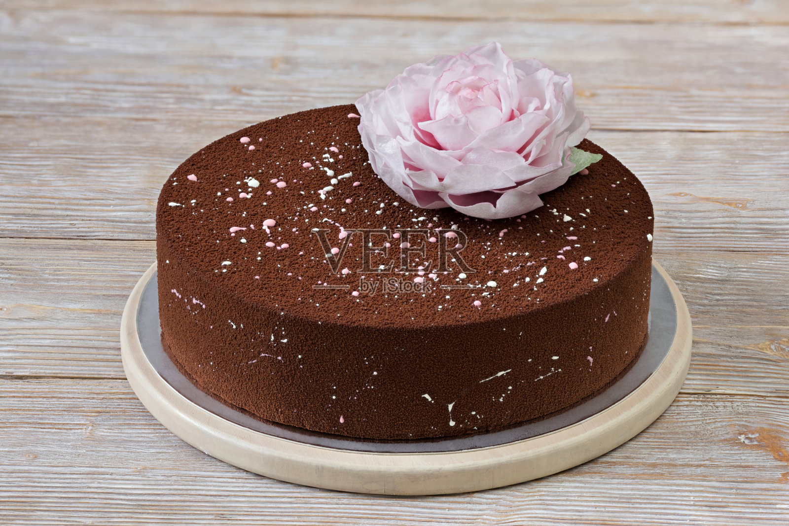 巧克力蛋糕与威化纸花照片摄影图片