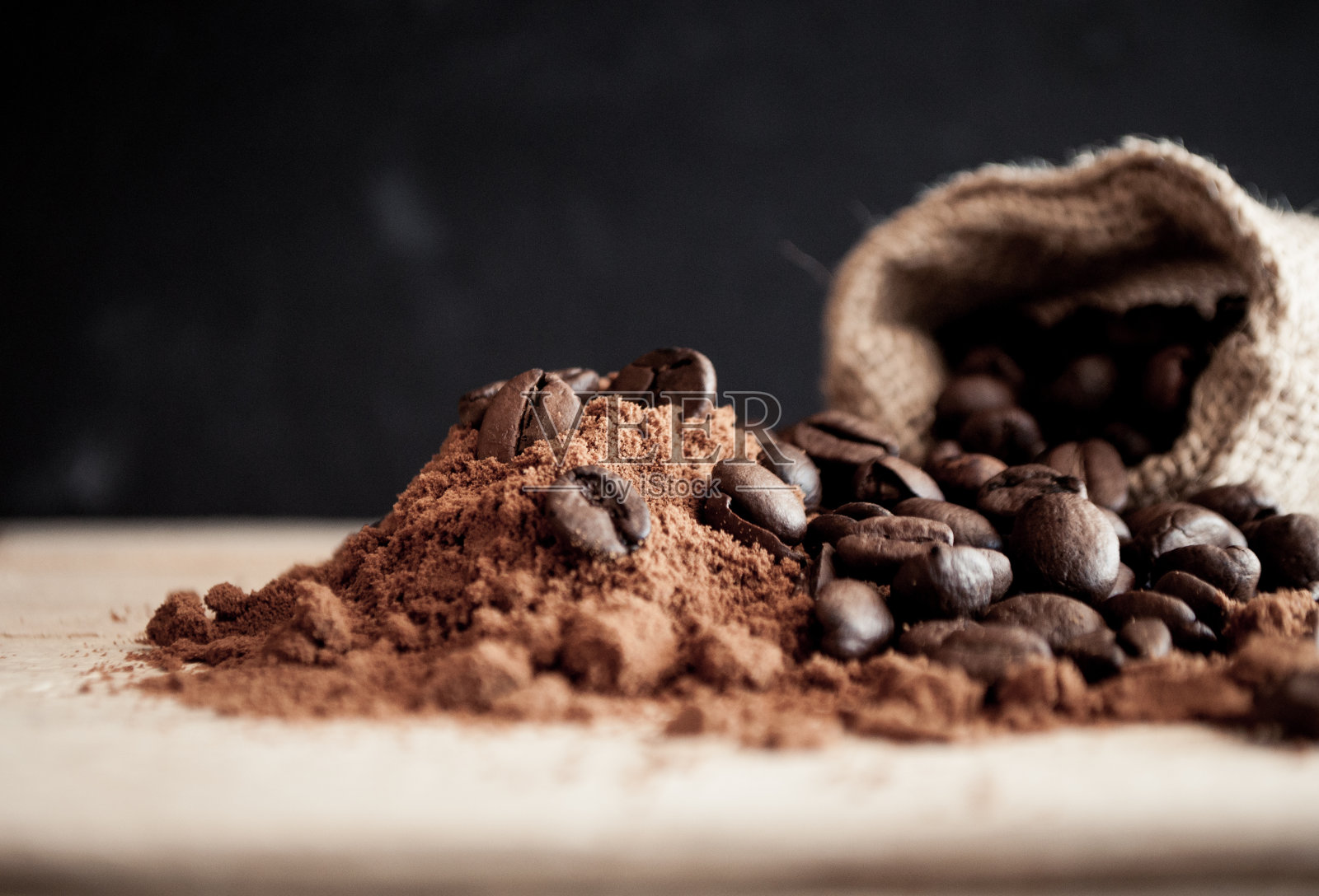 布袋上的咖啡豆照片摄影图片