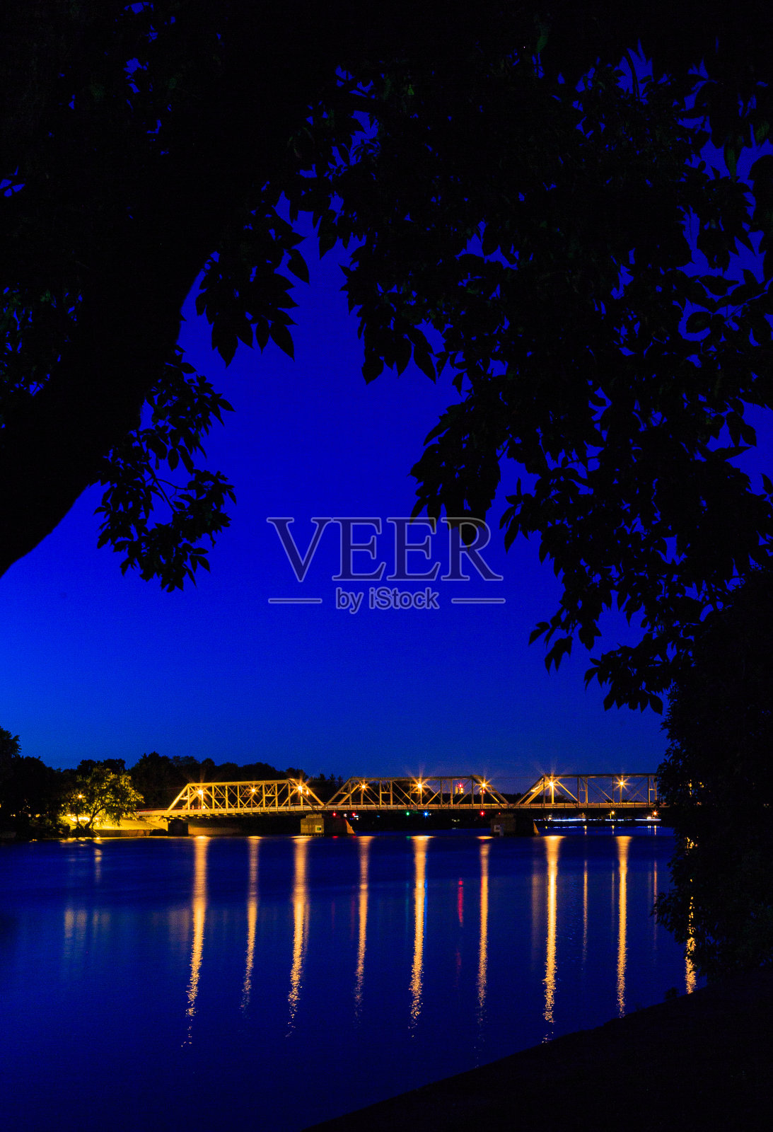 纽约兰辛堡,日落时分,一家人在河边活动。照片摄影图片