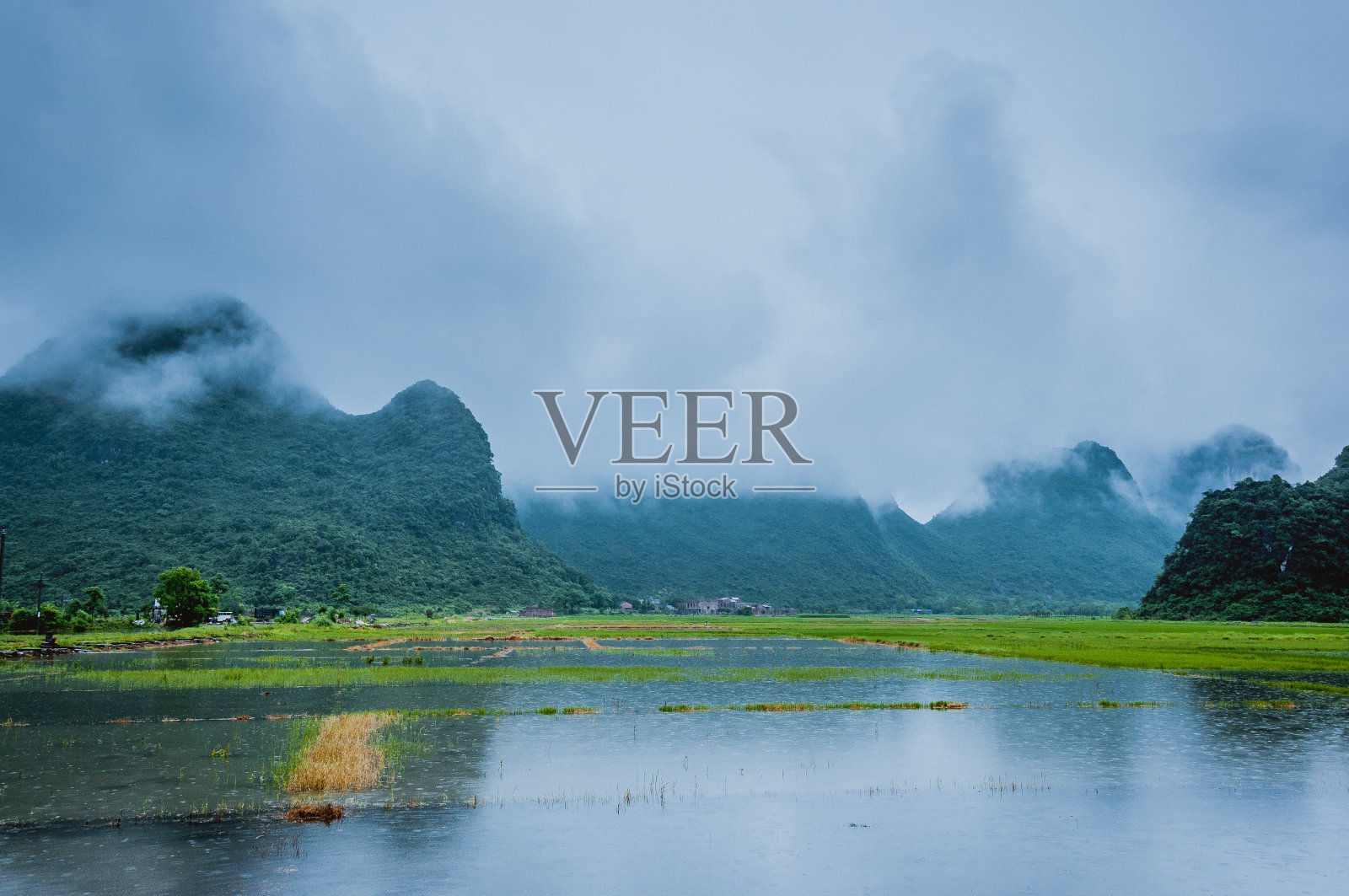 喀斯特山脉和乡村景色中的薄雾照片摄影图片