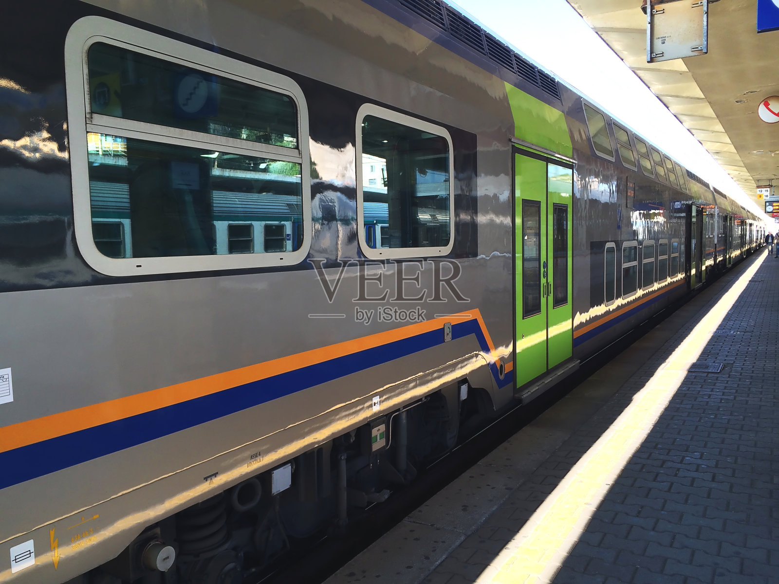 乘火车到火车站。照片摄影图片