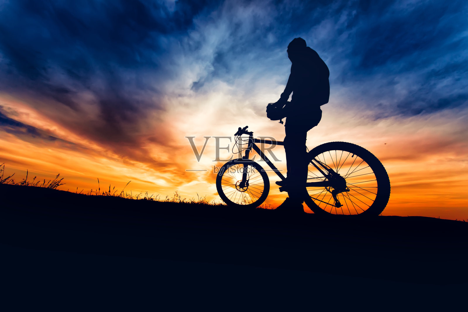 自行车手准备越野跑的剪影照片摄影图片