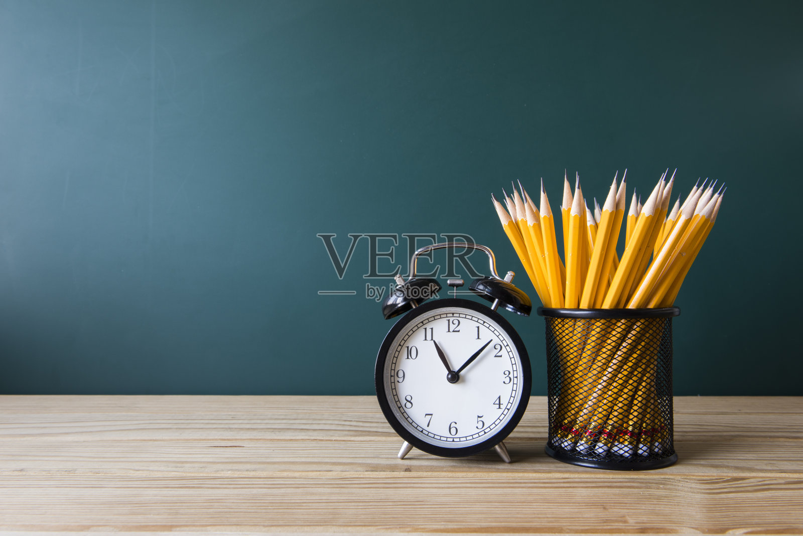 教育理念还是回到绿色背景下的学校照片摄影图片