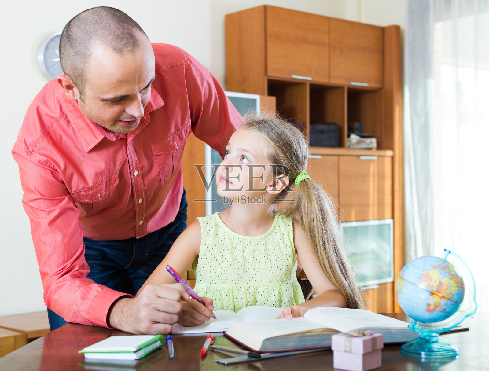 爸爸帮助女学生学习的肖像照片摄影图片