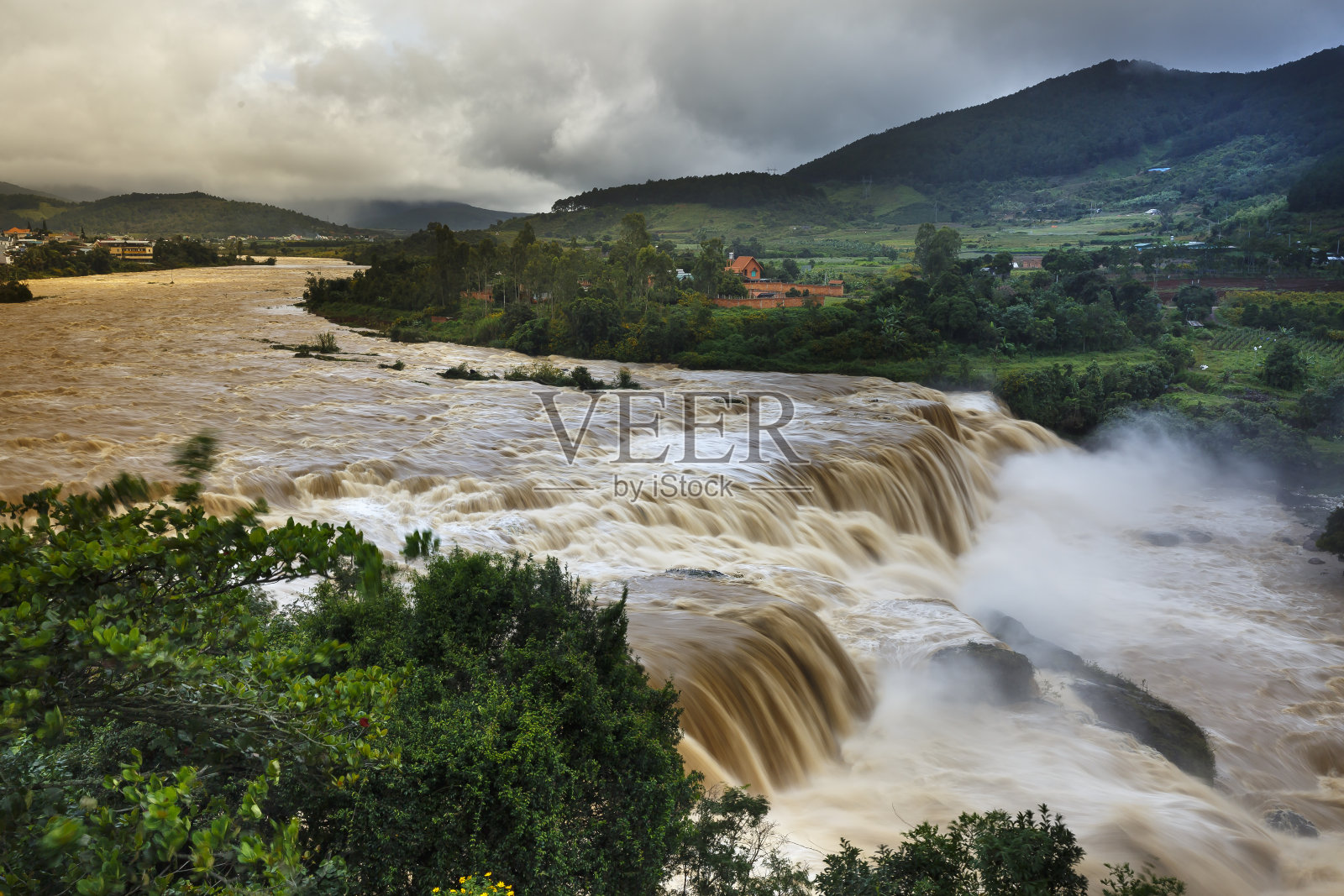 汛期河水湍急照片摄影图片