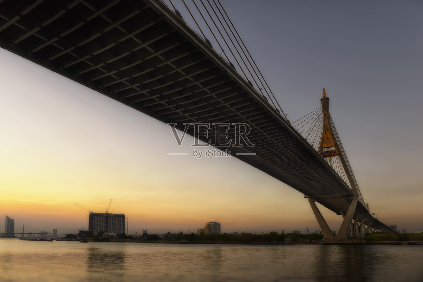 泰国黄昏时分的普密蓬桥照片摄影图片