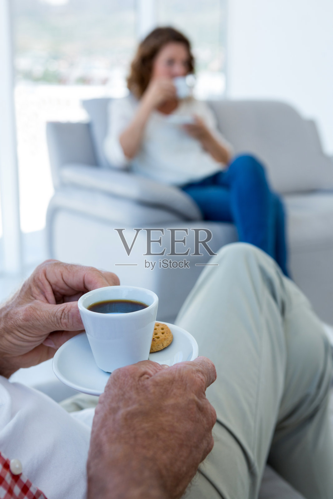 一个男人和一个女人在家里喝咖啡照片摄影图片