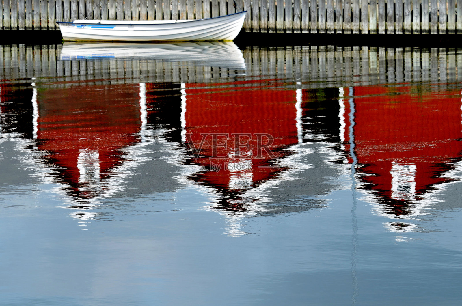 湖面上的小船照片摄影图片