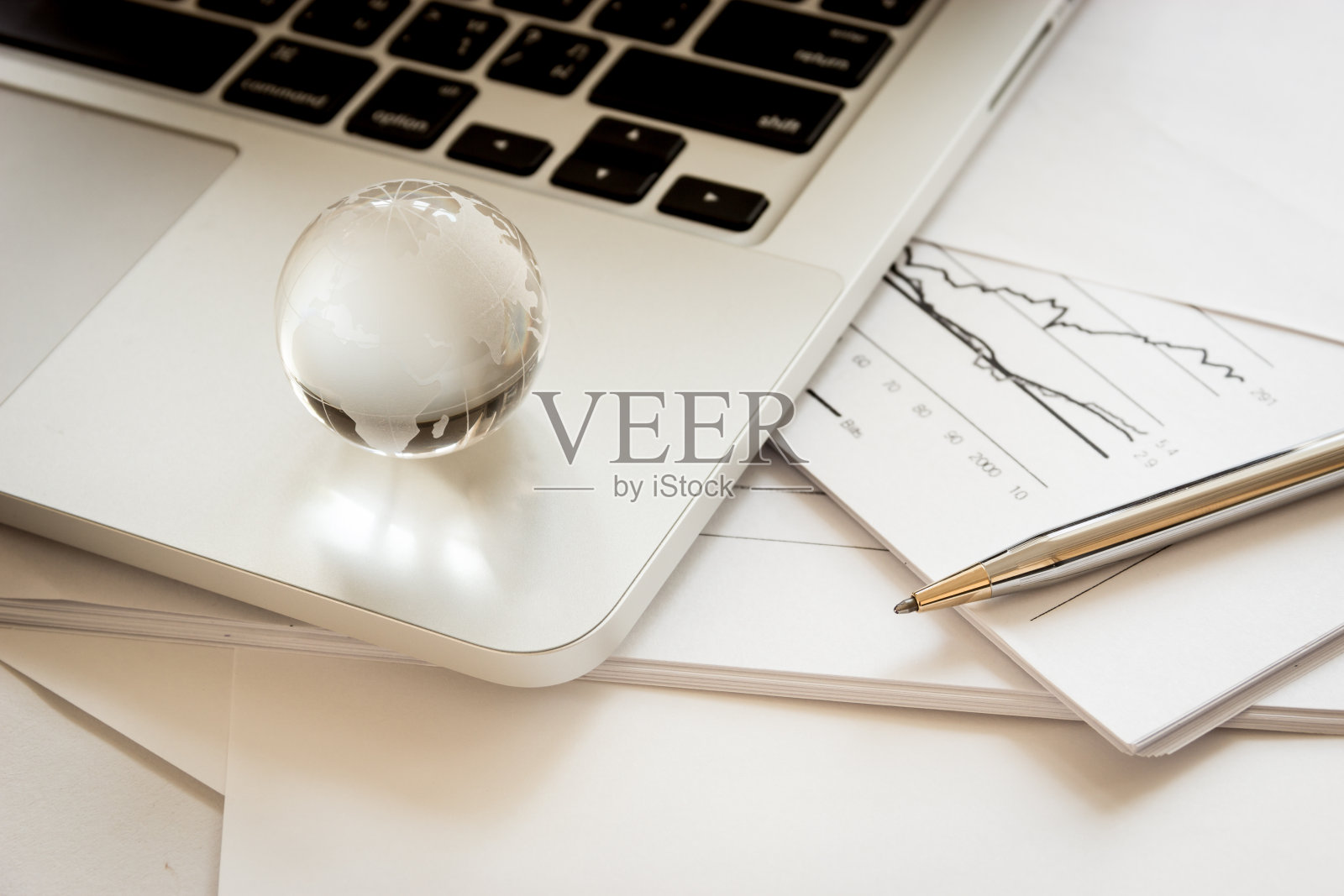 全球商业理念,笔记本电脑和工作场所的玻璃球照片摄影图片
