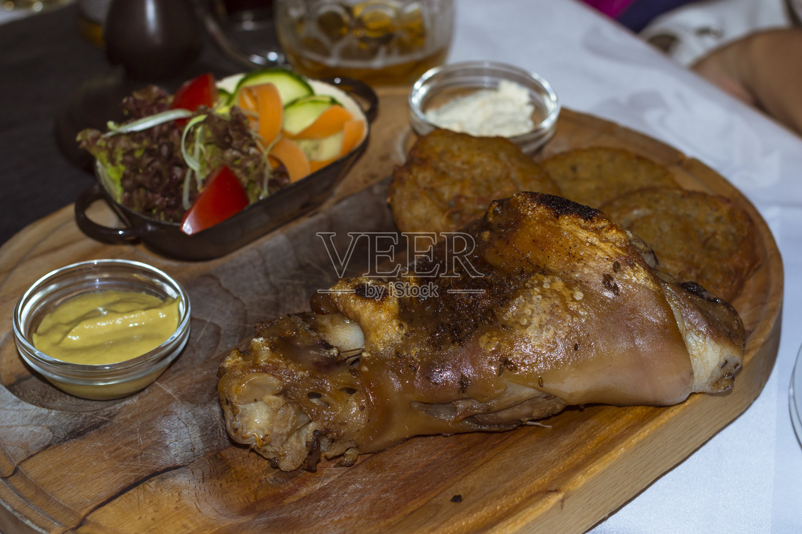 烤猪腿,放在砧板上照片摄影图片