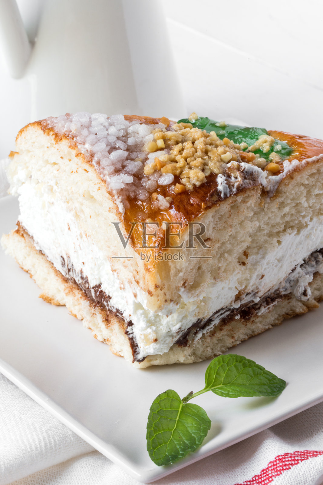 奶油蛋糕,巧克力酱,薄荷和咖啡照片摄影图片