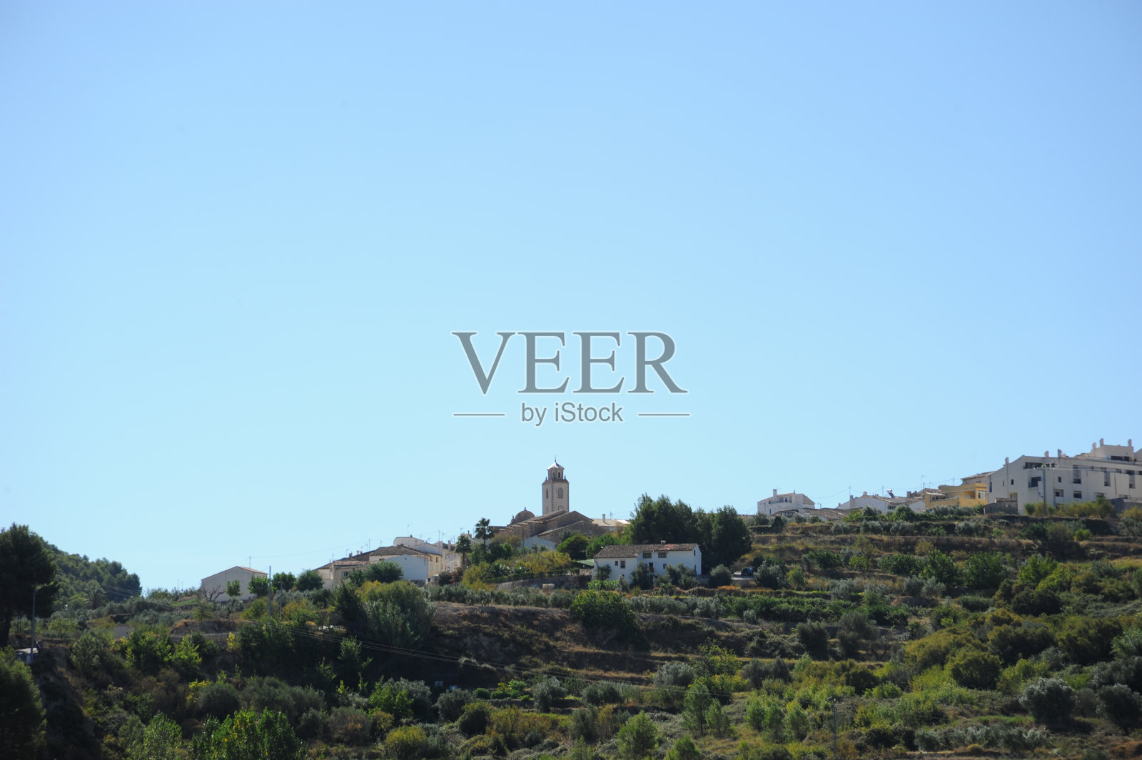 隐藏在山里的村庄有城市前景,西班牙照片摄影图片