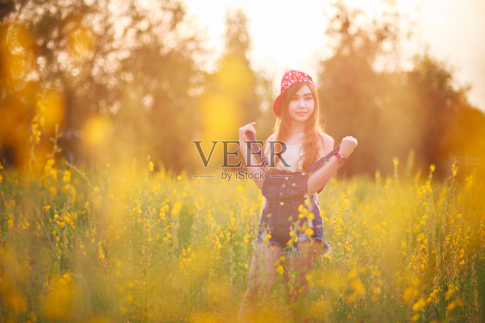 美丽的亚洲女孩在田野。照片摄影图片