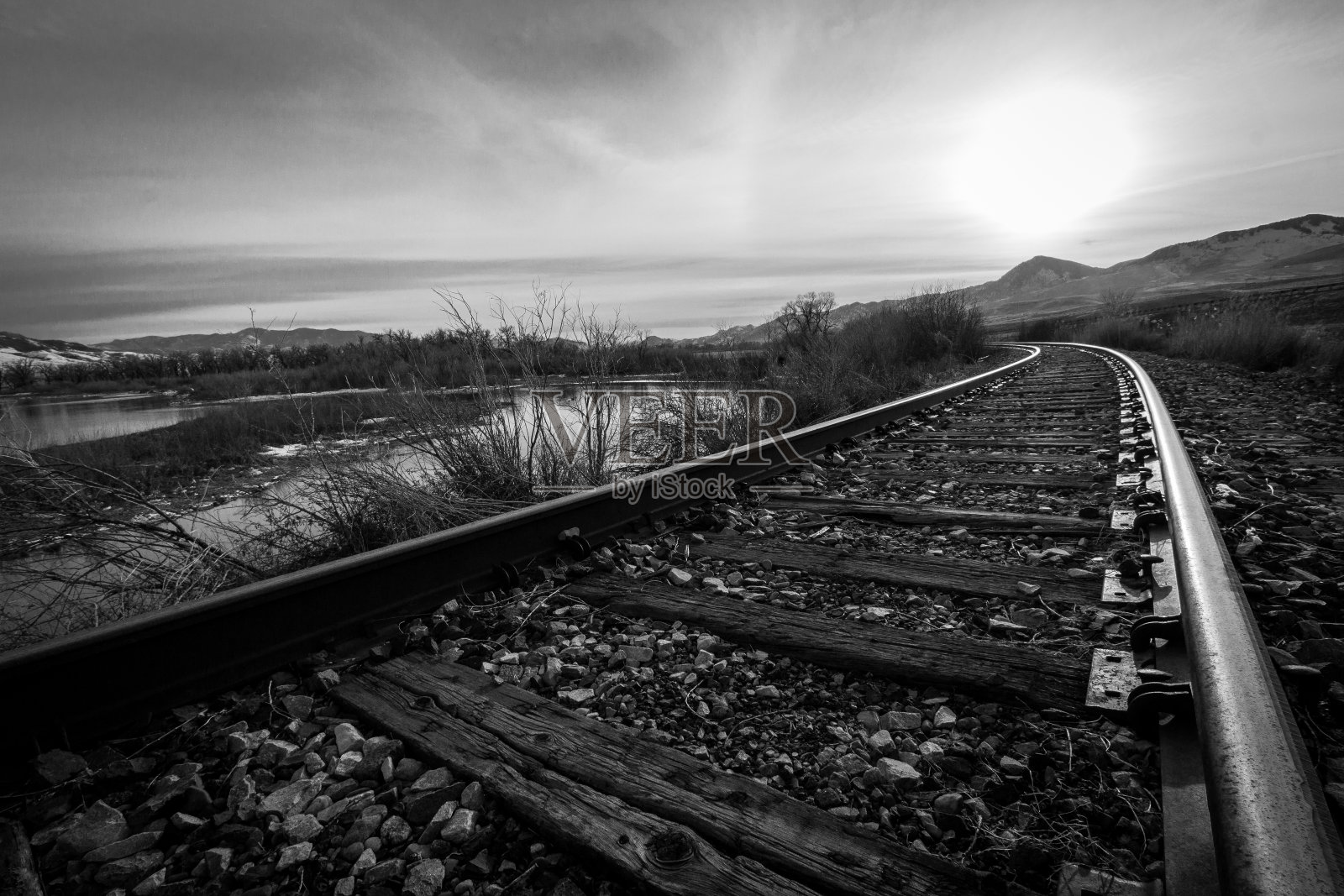 蒙大拿喀斯喀特15号州际公路上的北太平洋铁路。照片摄影图片