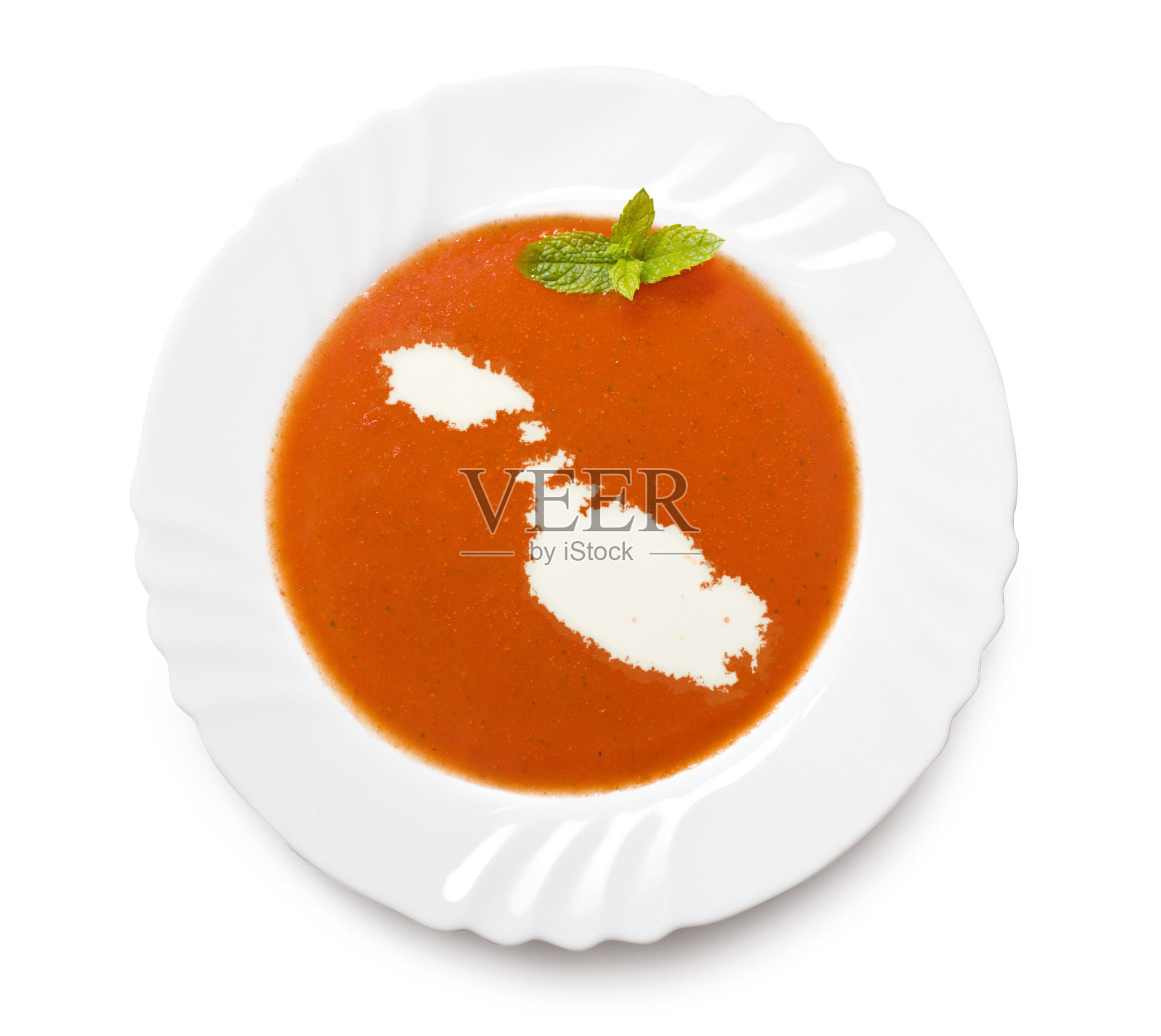 盘子配西红柿汤和奶油(马耳他形状)照片摄影图片